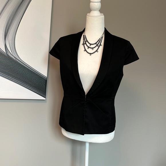 New York and Company stretch black cap sleeve lightweight business jacket - Picture 2 of 6